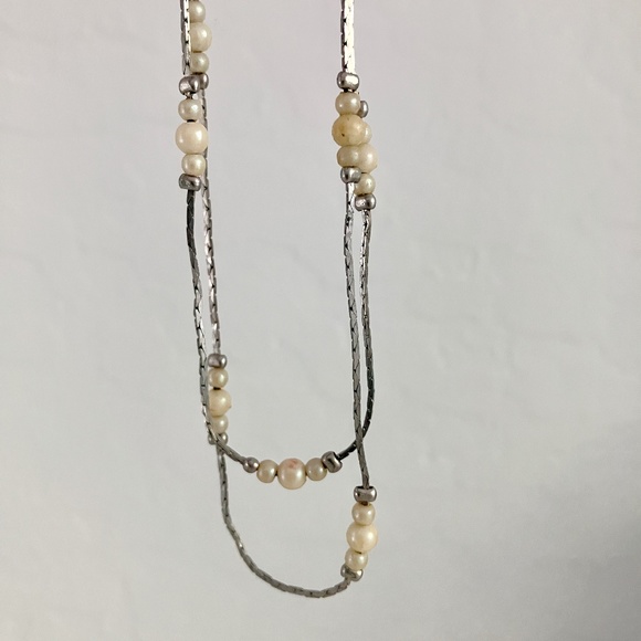 Long vintage liquid silver necklace with cream faux pearls - Picture 3 of 6